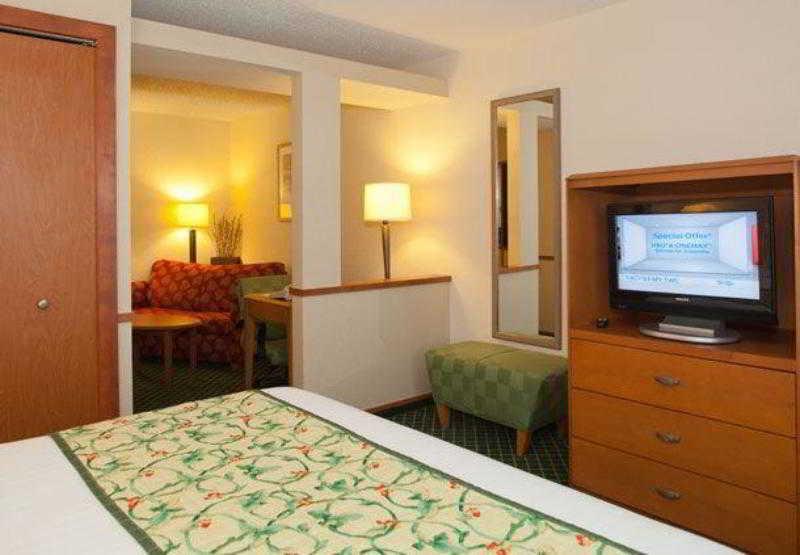 Fairfield Inn & Suites By Marriott Cleveland Стритсборо Экстерьер фото